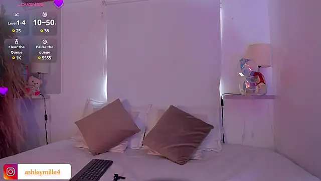 Snapshot of _ashleymiller chatting on 12, 3, 2025 ashleymiller online show from 12, 3, 2025