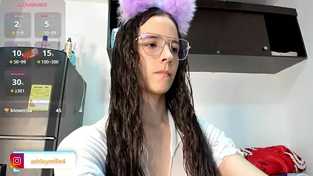 Snapshot of _ashleymiller chatting on 5, 12, 2025 ashleymiller online show from 5, 12, 2025