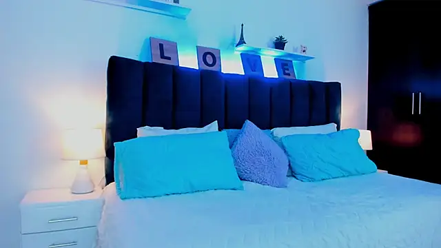 Mia brunette26 online show from 18, 1, 2025