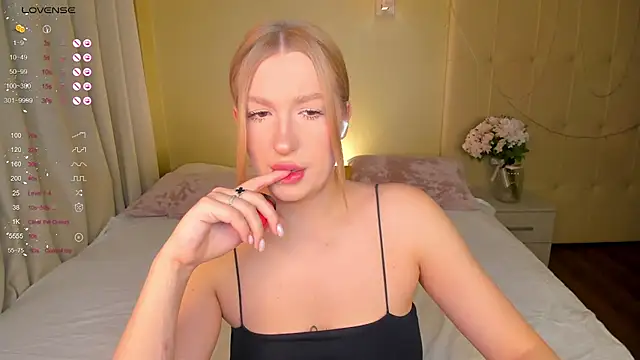 Emma  Leee online show from 5, 3, 2025