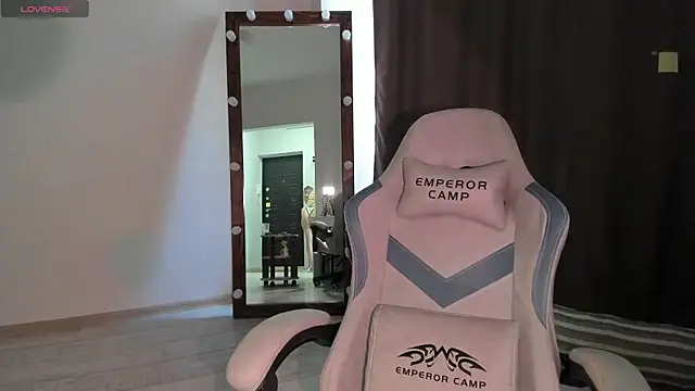 Snapshot of Lana_Younes chatting on 2, 10, 2025 Lana Younes online show from 2, 10, 2025