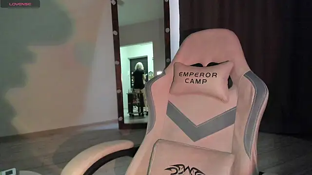 Snapshot of Lana_Younes chatting on 4, 11, 2025 Lana Younes online show from 4, 11, 2025