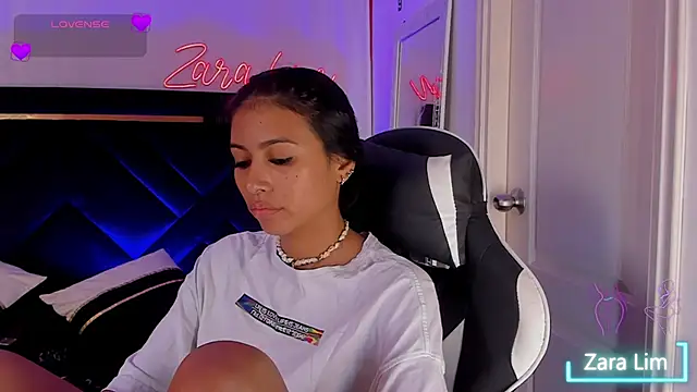 Snapshot of ZaraLim chatting on 11, 11, 2025 ZaraLim online show from 11, 11, 2025