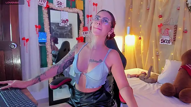 Sophiee Hill online show from 19, 12, 2025