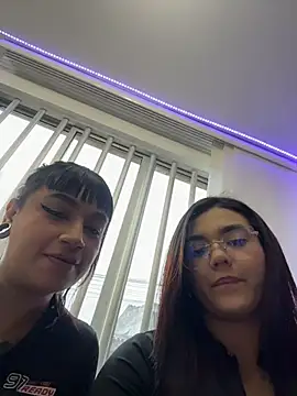 Snapshot of camianddanna chatting on 28, 11, 2025 camianddanna online show from 28, 11, 2025