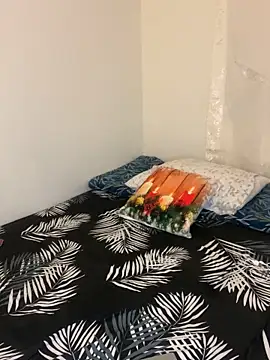 WhiteWomen online show from 3, 12, 2025