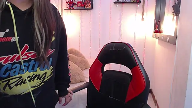 Snapshot of sapphire_lilac chatting on 12, 12, 2024 sapphire lilac online show from 12, 12, 2024