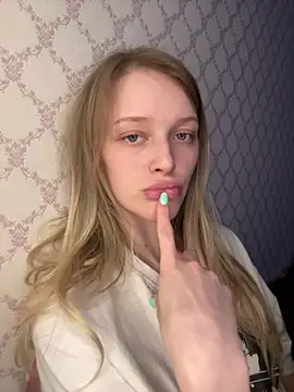 Evvie Summn1 online show from 24, 4, 2026