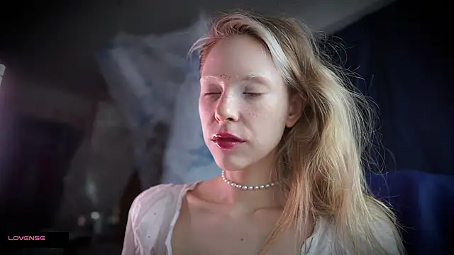  Phantom thread  online show from 10, 11, 2025