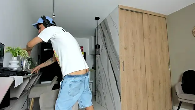 Huge latin cock online show from 8, 2, 2025