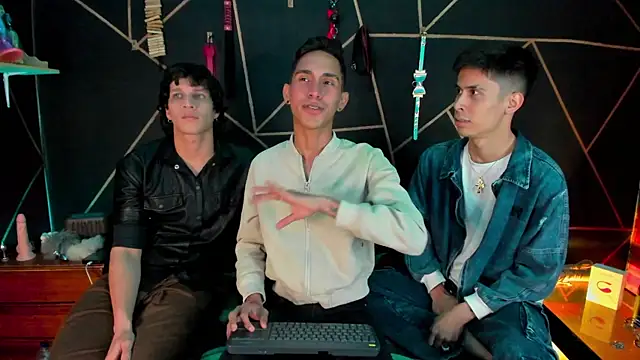 Snapshot of MillersKink chatting on 30, 11, 2025 MillersKink online show from 30, 11, 2025