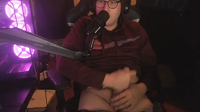 Snapshot of chicostick413 chatting on 14, 11, 2025 chicostick413 online show from 14, 11, 2025