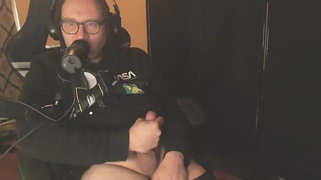 Snapshot of chicostick413 chatting on 7, 1, 2026 chicostick413 online show from 7, 1, 2026