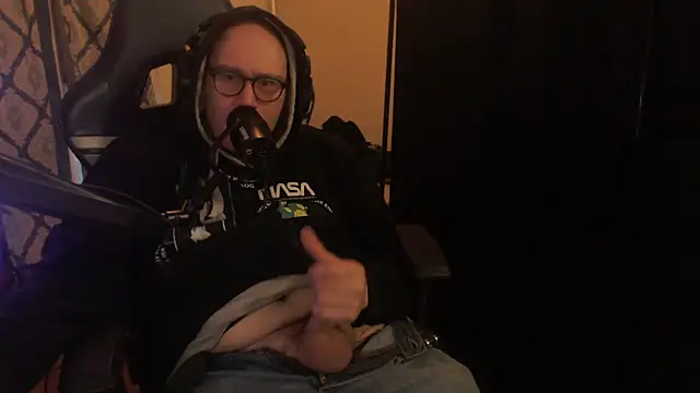 Snapshot of chicostick413 chatting on 28, 3, 2026 chicostick413 online show from 28, 3, 2026