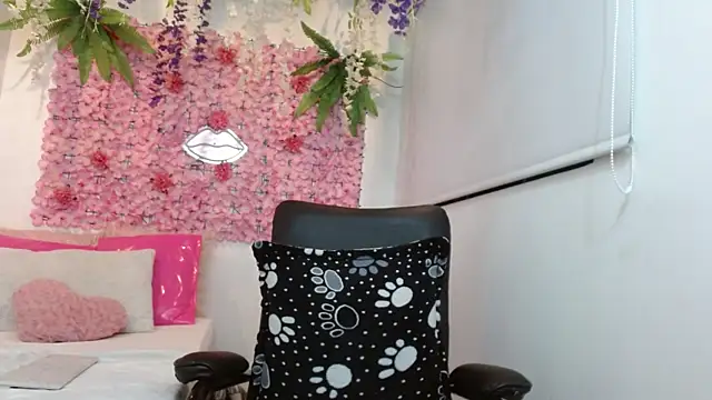 Snapshot of BLONDE_SEXYHOT chatting on 4, 10, 2025 BLONDE SEXYHOT online show from 4, 10, 2025