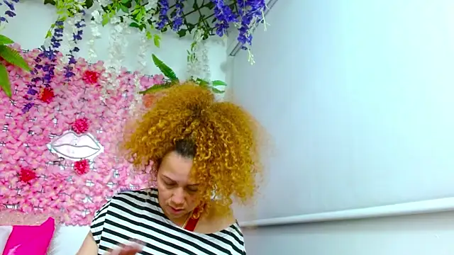 Snapshot of BLONDE_SEXYHOT chatting on 9, 10, 2025 BLONDE SEXYHOT online show from 9, 10, 2025