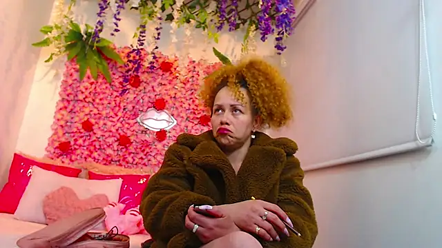 Snapshot of BLONDE_SEXYHOT chatting on 17, 10, 2025 BLONDE SEXYHOT online show from 17, 10, 2025