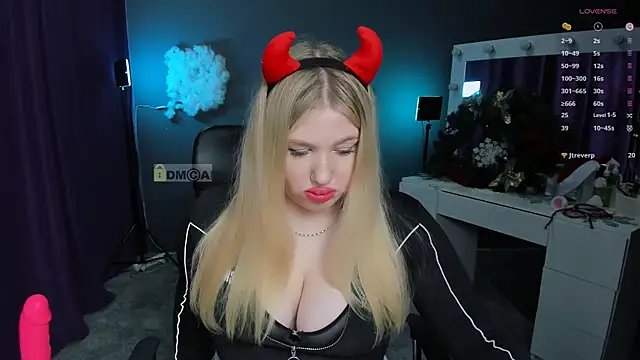 juli kisss online show from 14, 1, 2025