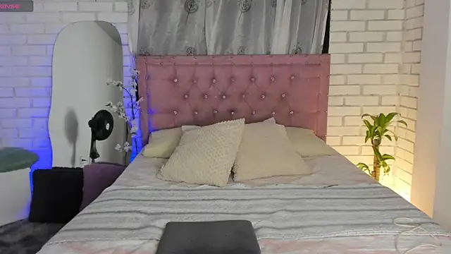 April Scarlett online show from 12, 1, 2025