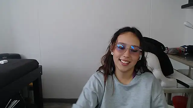 Skarlet Adams28 online show from 5, 2, 2025