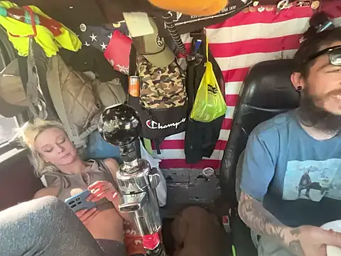 Snapshot of XMeF10 chatting on 5, 1, 2026 XMeF10 online show from 5, 1, 2026