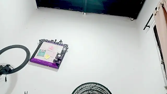 PetiteIvoryQueen19 online show from 18, 3, 2025