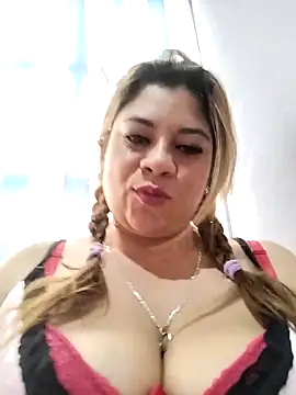 Snapshot of Laura-Hernandez chatting on 19, 9, 2025 Laura-Hernandez online show from 19, 9, 2025