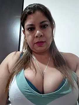 Snapshot of Laura-Hernandez chatting on 5, 5, 2026 Laura-Hernandez online show from 5, 5, 2026