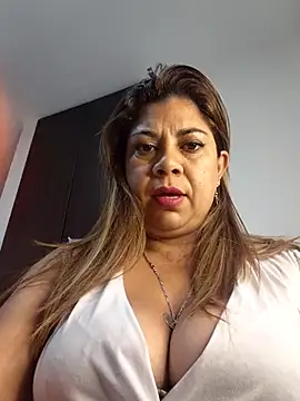 Snapshot of Laura-Hernandez chatting on 14, 5, 2026 Laura-Hernandez online show from 14, 5, 2026