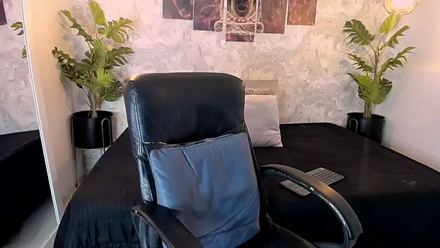 Snapshot of Regan__ chatting on 2, 10, 2025 Regan online show from 2, 10, 2025