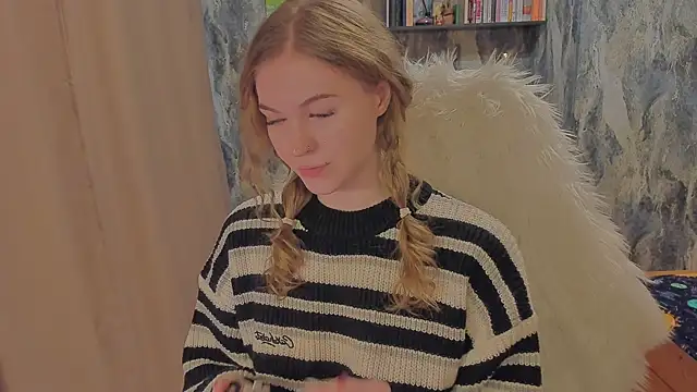 Snapshot of JuxxxsyBunx chatting on 4, 12, 2025 JuxxxsyBunx online show from 4, 12, 2025