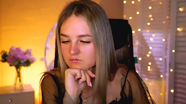 Snapshot of DeboraLarson chatting on 12, 11, 2025 DeboraLarson online show from 12, 11, 2025