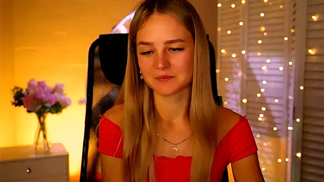 Snapshot of DeboraLarson chatting on 14, 11, 2025 DeboraLarson online show from 14, 11, 2025