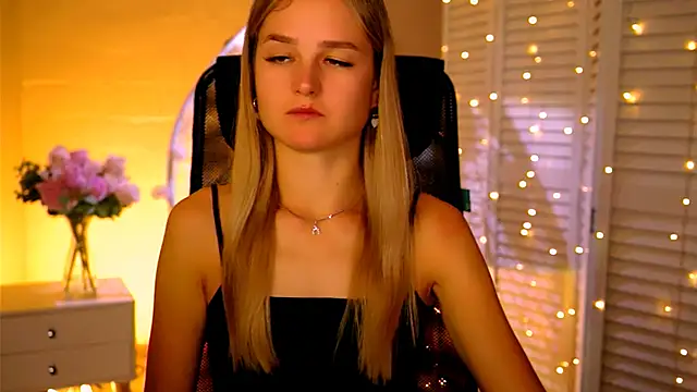 Snapshot of DeboraLarson chatting on 16, 11, 2025 DeboraLarson online show from 16, 11, 2025