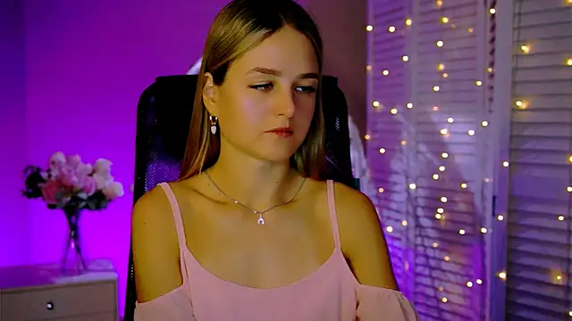 Snapshot of DeboraLarson chatting on 18, 11, 2025 DeboraLarson online show from 18, 11, 2025