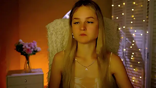 Snapshot of DeboraLarson chatting on 25, 11, 2025 DeboraLarson online show from 25, 11, 2025