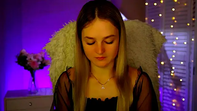 Snapshot of DeboraLarson chatting on 28, 11, 2025 DeboraLarson online show from 28, 11, 2025