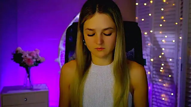 Snapshot of DeboraLarson chatting on 29, 11, 2025 DeboraLarson online show from 29, 11, 2025