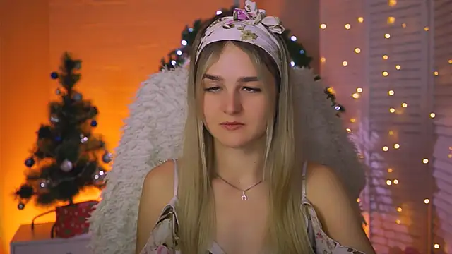 Snapshot of DeboraLarson chatting on 19, 12, 2025 DeboraLarson online show from 19, 12, 2025