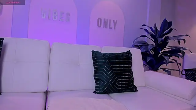 StacyWoods online show from 7, 4, 2026