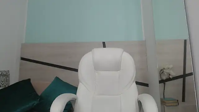 sussy leon online show from 18, 1, 2025