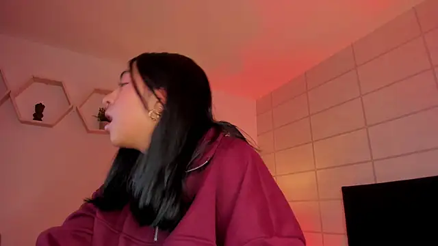 Snapshot of Christine_Laam chatting on 4, 12, 2025 Christine Laam online show from 4, 12, 2025