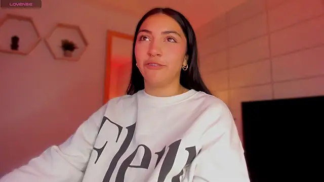 Snapshot of Christine_Laam chatting on 18, 12, 2025 Christine Laam online show from 18, 12, 2025