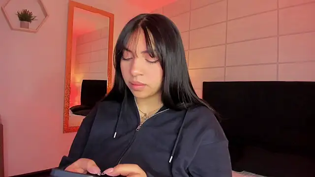 Snapshot of Christine_Laam chatting on 13, 1, 2026 Christine Laam online show from 13, 1, 2026