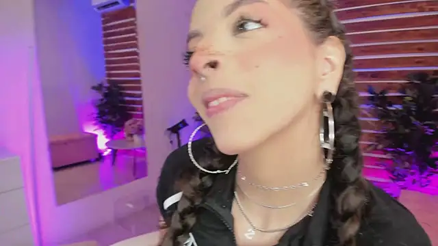 Sapphire Venuss online show from 28, 2, 2026