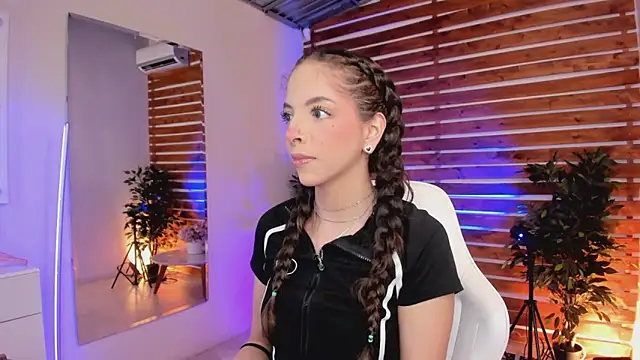 Sapphire Venuss online show from 18, 4, 2026