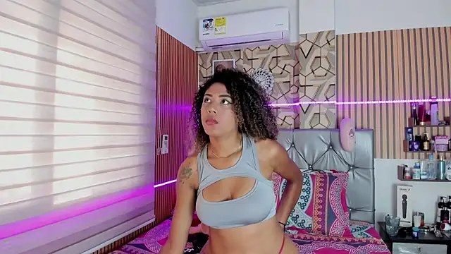 Snapshot of charlotteone chatting on 18, 10, 2025 charlotteone online show from 18, 10, 2025