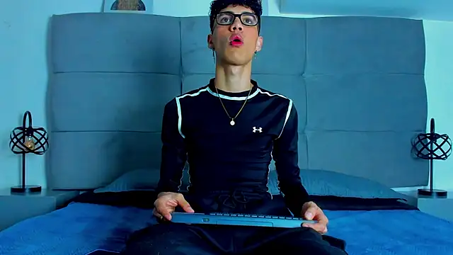 Snapshot of NeoRaptis chatting on 8, 3, 2025 NeoRaptis online show from 8, 3, 2025