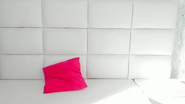 MIA  SAENZ online show from 5, 1, 2025