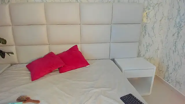 MIA  SAENZ online show from 16, 1, 2025